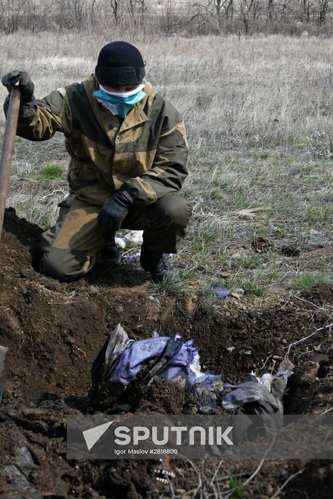 Mass grave of soldiers of Armed Forces of Ukraine found near Debaltseve