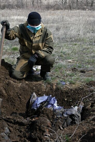 Mass grave of soldiers of Armed Forces of Ukraine found near Debaltseve