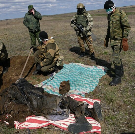 Mass grave of soldiers of Armed Forces of Ukraine found near Debaltseve