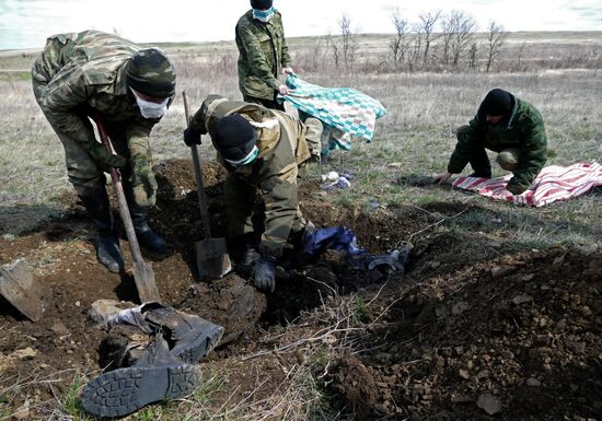 Mass grave of soldiers of Armed Forces of Ukraine found near Debaltseve