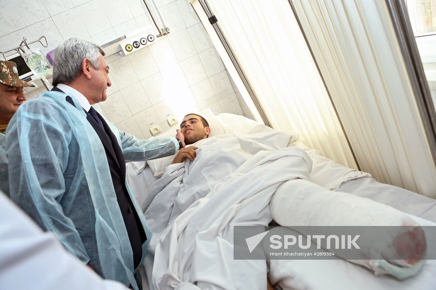 Armenian President Armenian President Serzh Sargsyan visits visits wounded patients at militatry hospital in Yerevanl