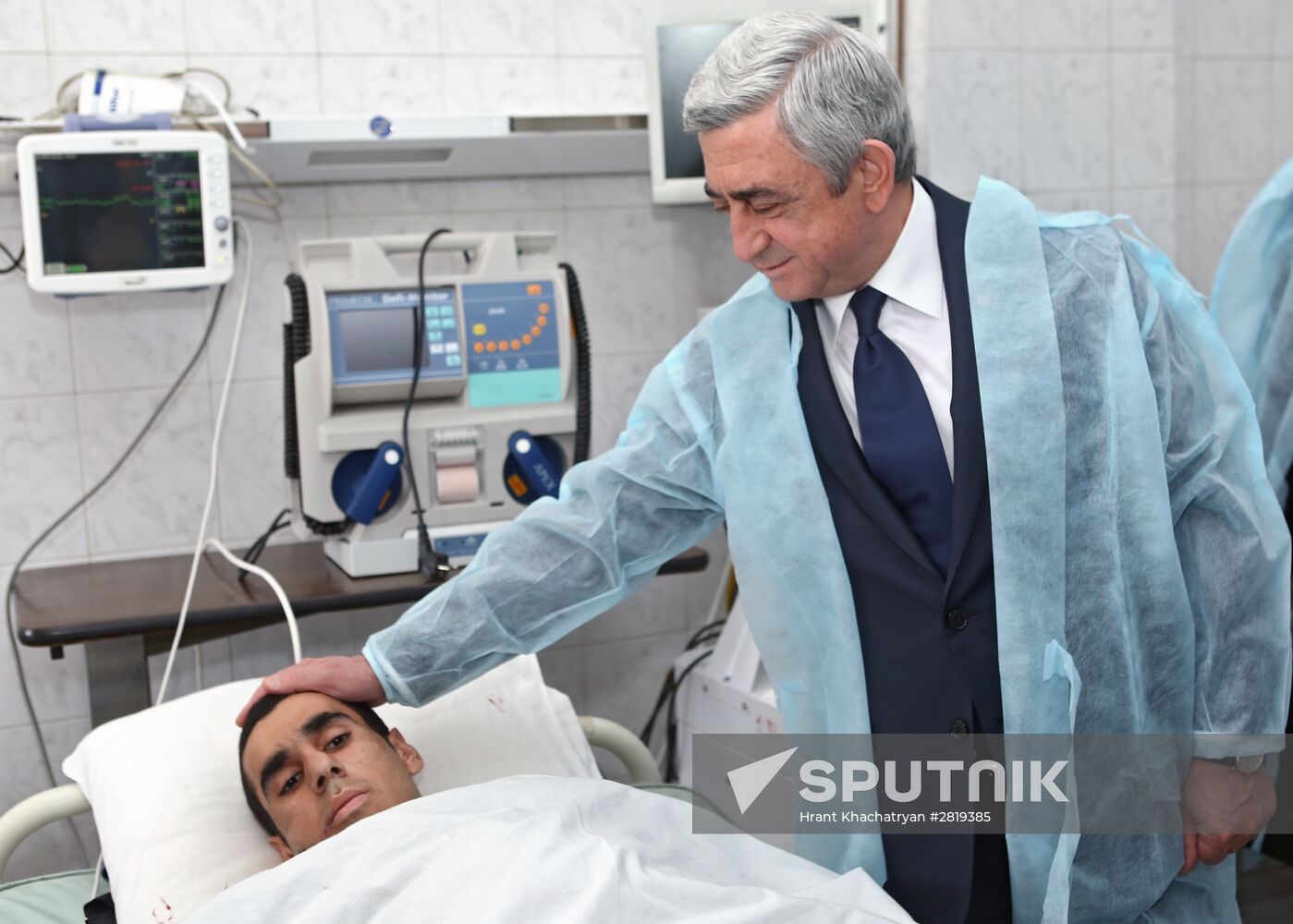 Armenian President Armenian President Serzh Sargsyan visits visits wounded patients at militatry hospital in Yerevanl