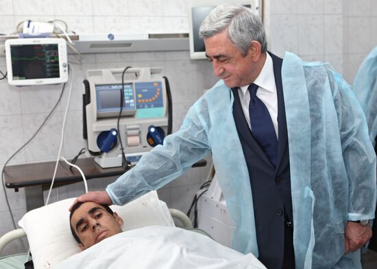 Armenian President Armenian President Serzh Sargsyan visits visits wounded patients at militatry hospital in Yerevanl