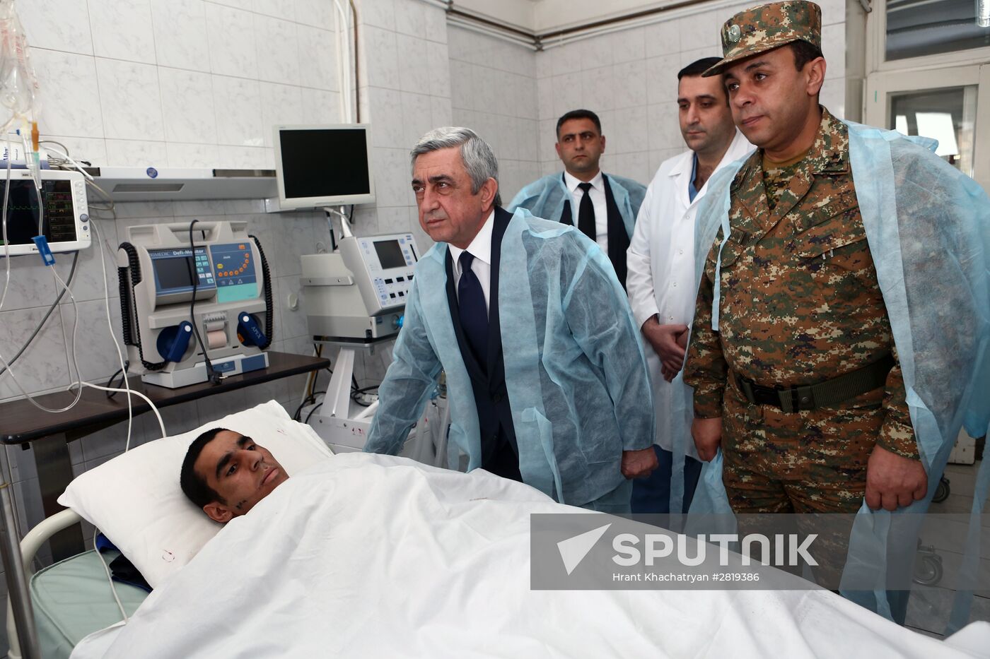 Armenian President Armenian President Serzh Sargsyan visits visits wounded patients at militatry hospital in Yerevanl