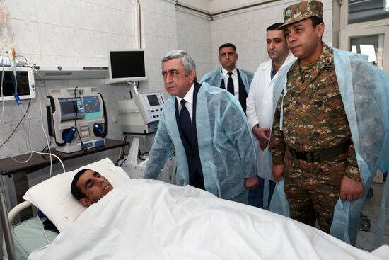 Armenian President Armenian President Serzh Sargsyan visits visits wounded patients at militatry hospital in Yerevanl