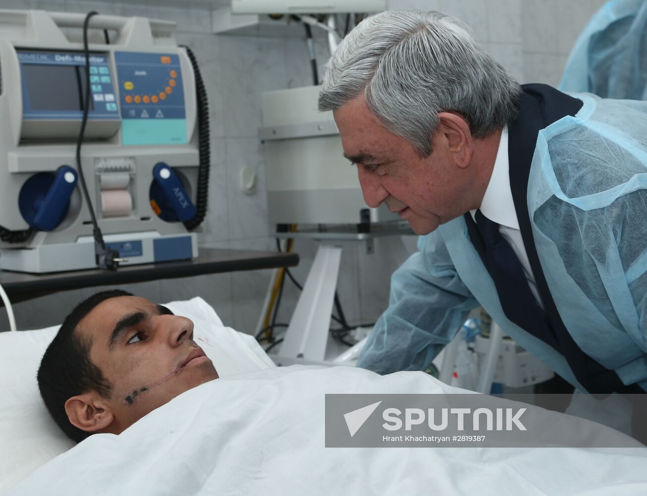 Armenian President Armenian President Serzh Sargsyan visits visits wounded patients at militatry hospital in Yerevanl