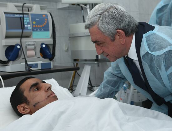 Armenian President Armenian President Serzh Sargsyan visits visits wounded patients at militatry hospital in Yerevanl