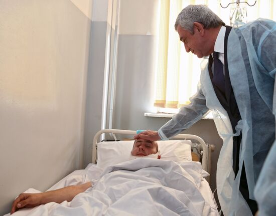 Armenian President Armenian President Serzh Sargsyan visits visits wounded patients at militatry hospital in Yerevanl