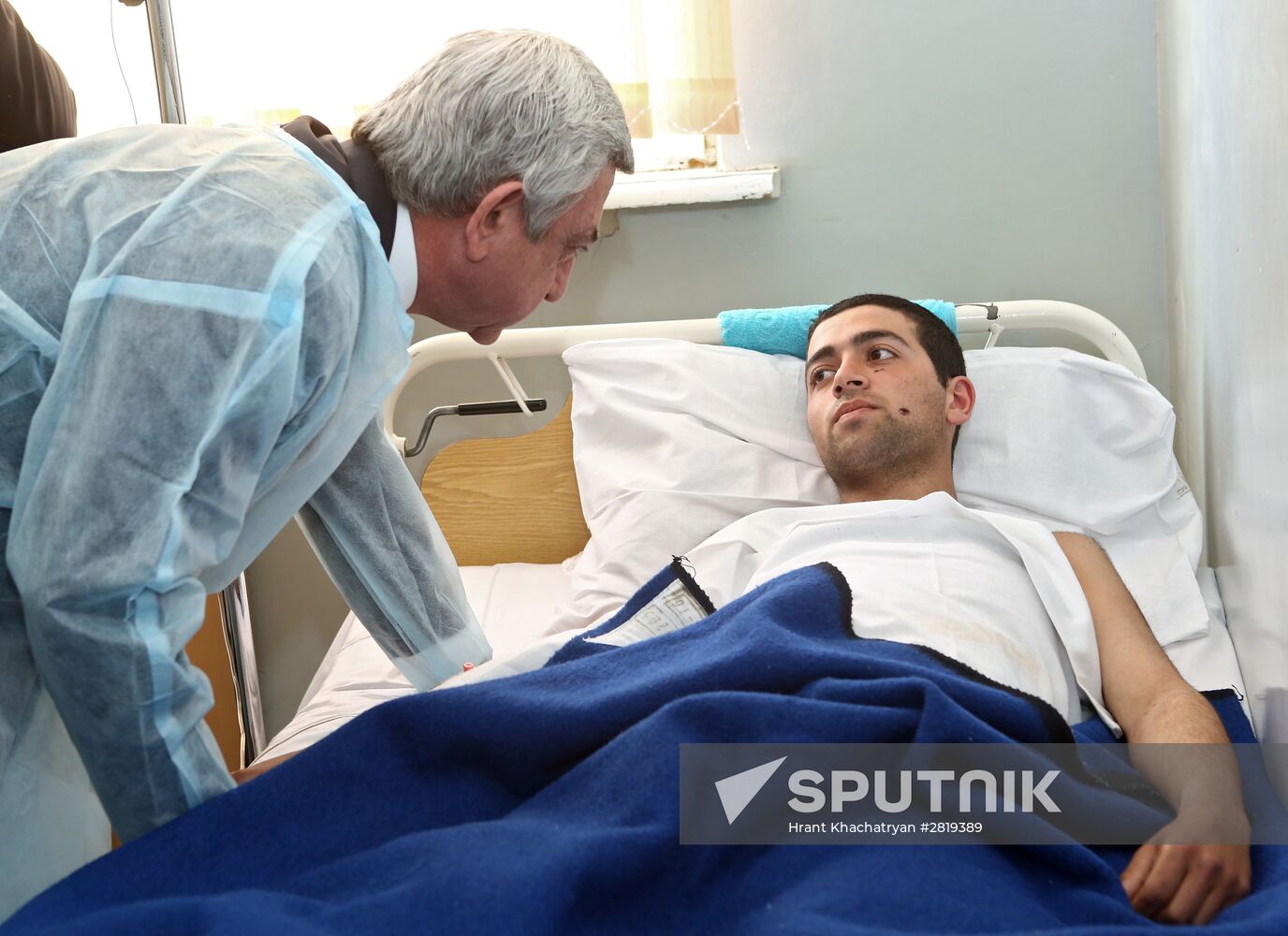 Armenian President Armenian President Serzh Sargsyan visits visits wounded patients at militatry hospital in Yerevanl