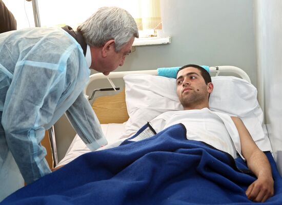 Armenian President Armenian President Serzh Sargsyan visits visits wounded patients at militatry hospital in Yerevanl