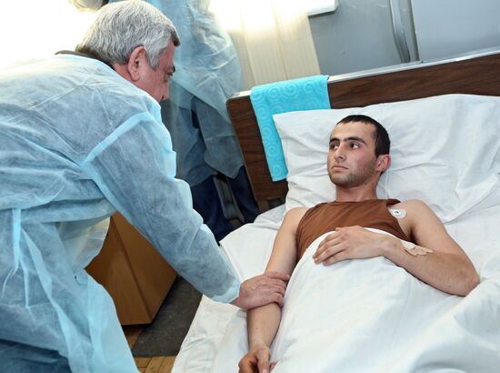 Armenian President Armenian President Serzh Sargsyan visits visits wounded patients at militatry hospital in Yerevanl