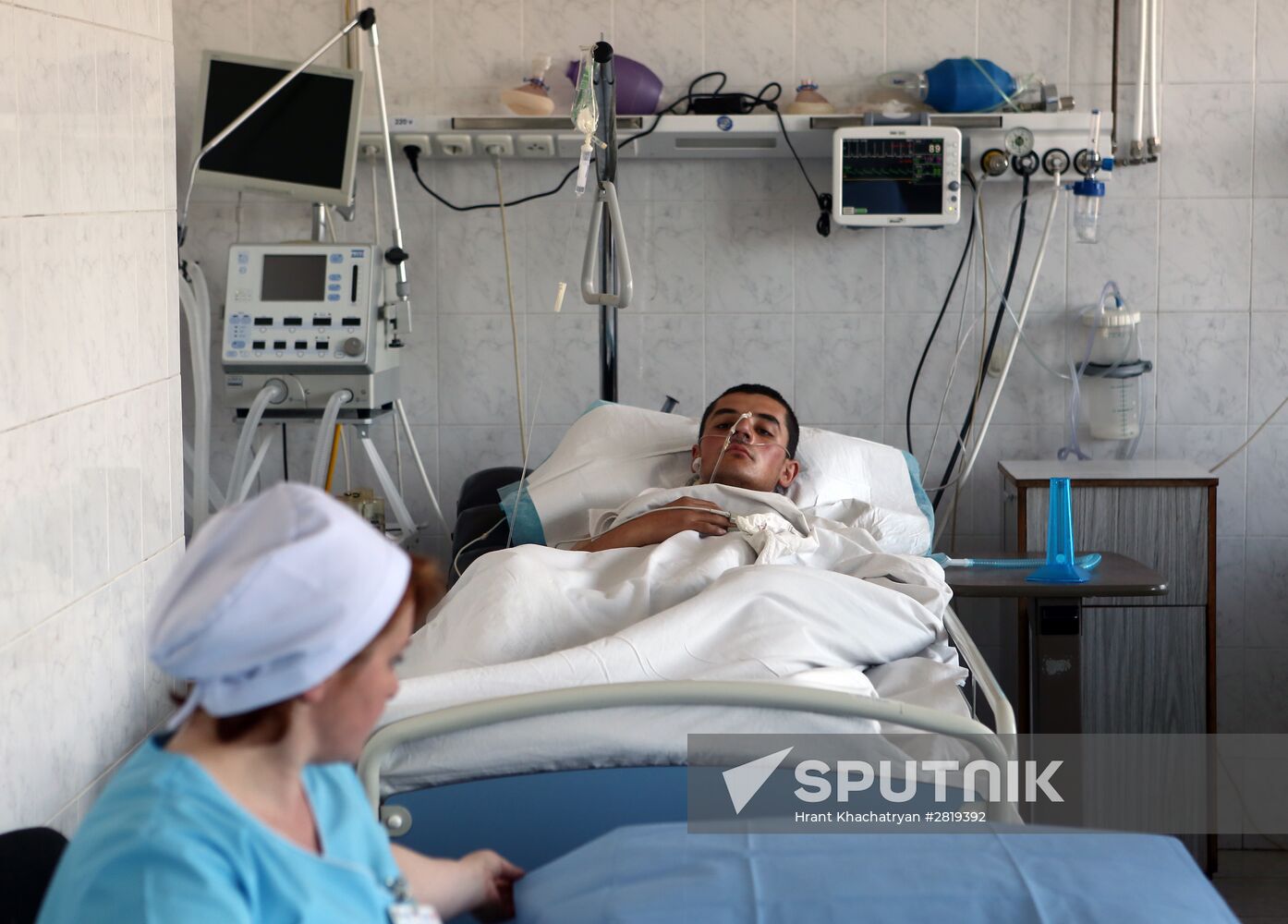 Armenian President Armenian President Serzh Sargsyan visits visits wounded patients at militatry hospital in Yerevanl