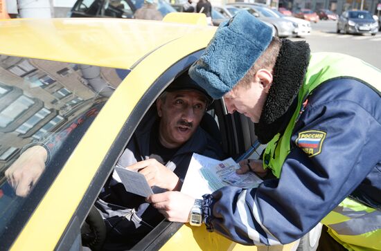 Traffic police expose illegal taxicab drivers