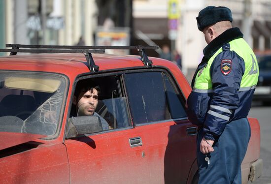 Traffic police expose illegal taxicab drivers