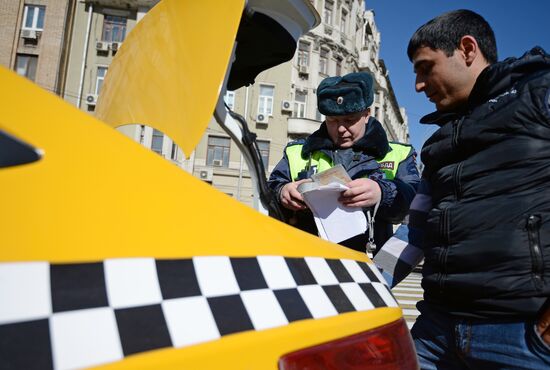 Traffic police expose illegal taxicab drivers
