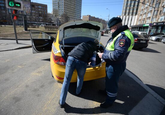 Traffic police expose illegal taxicab drivers