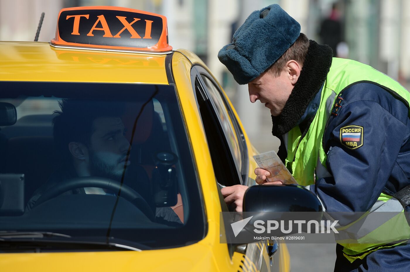 Traffic police expose illegal taxicab drivers