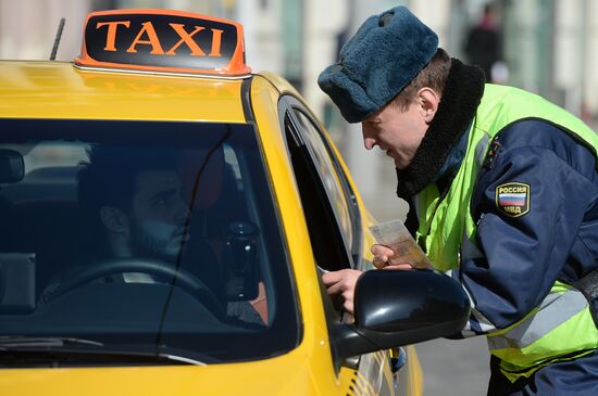 Traffic police expose illegal taxicab drivers