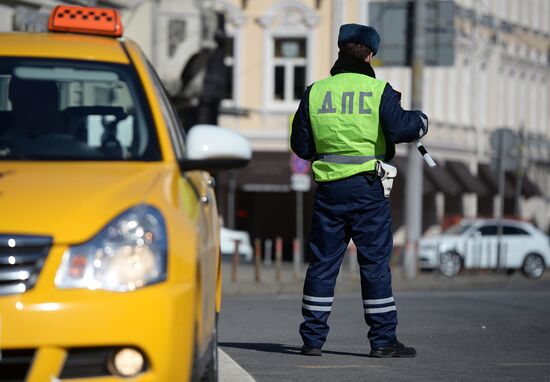 Traffic police expose illegal taxicab drivers