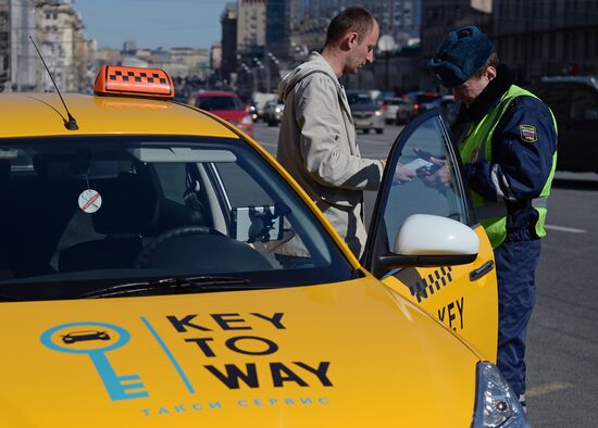 Traffic police expose illegal taxicab drivers