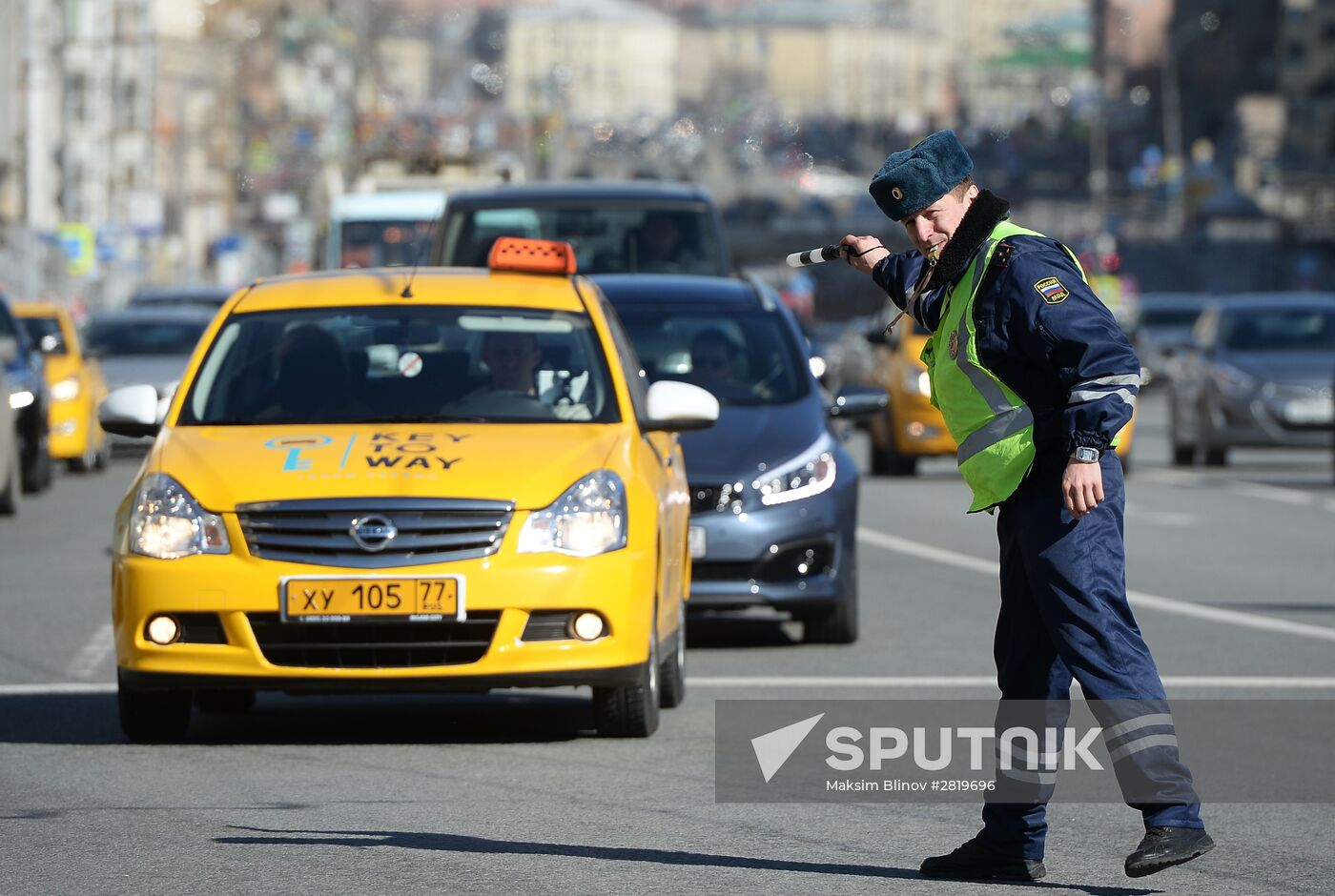 Traffic police expose illegal taxicab drivers