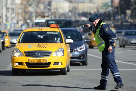 Traffic police expose illegal taxicab drivers