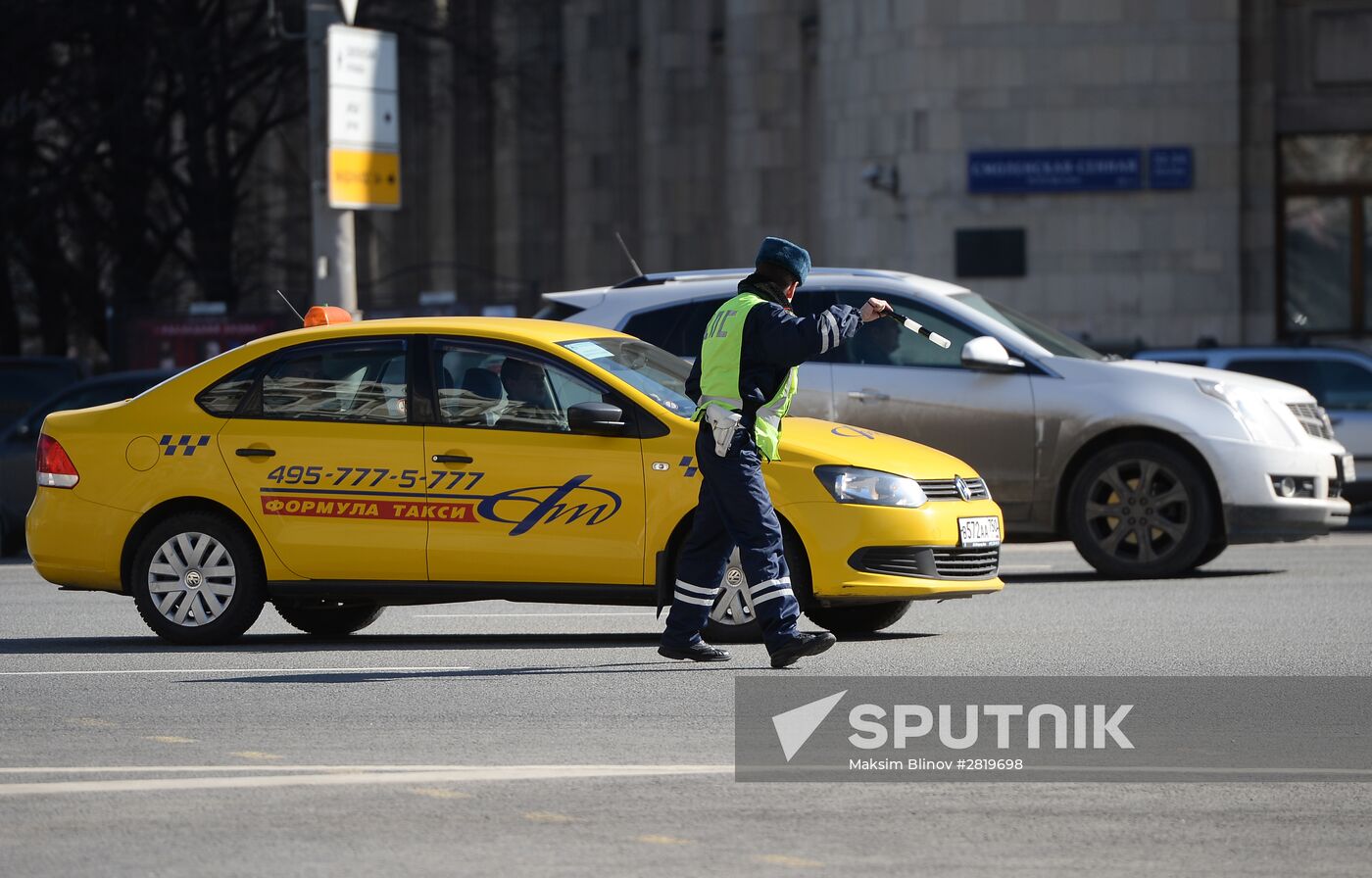 Traffic police expose illegal taxicab drivers