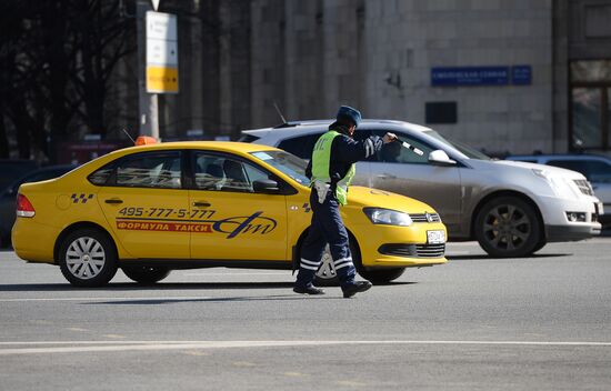 Traffic police expose illegal taxicab drivers