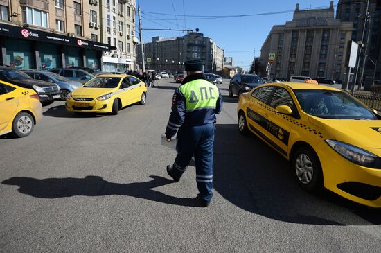 Traffic police expose illegal taxicab drivers