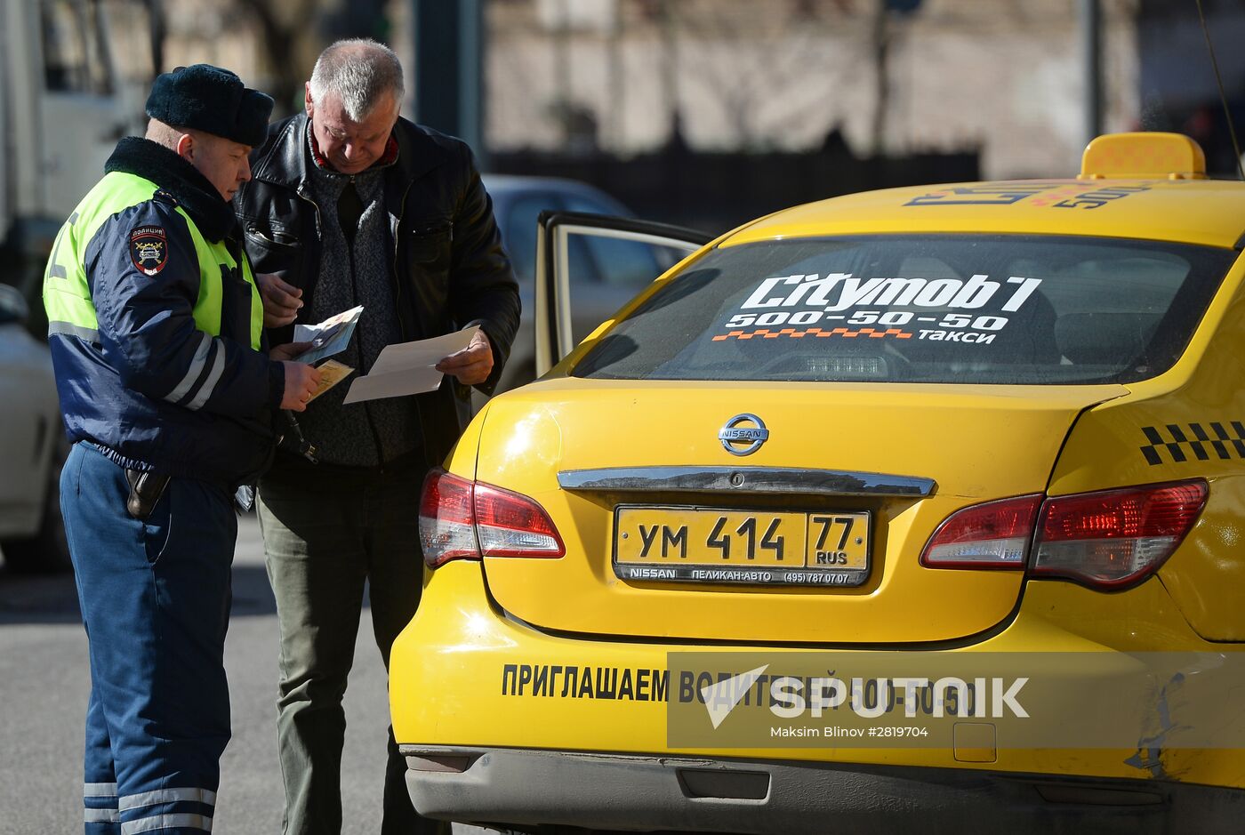 Traffic police expose illegal taxicab drivers