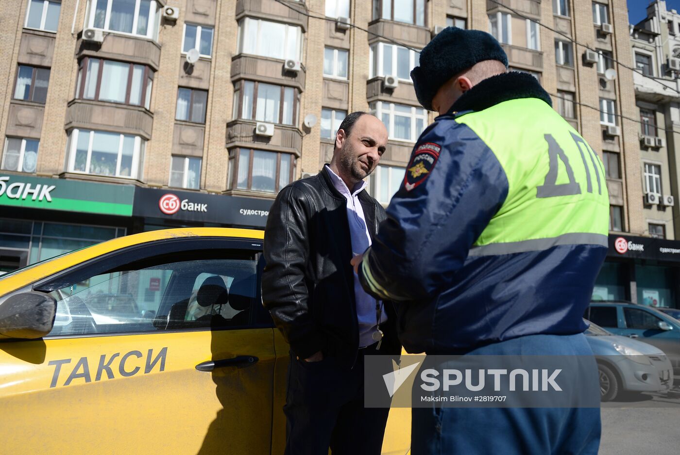 Traffic police expose illegal taxicab drivers