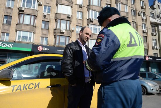 Traffic police expose illegal taxicab drivers