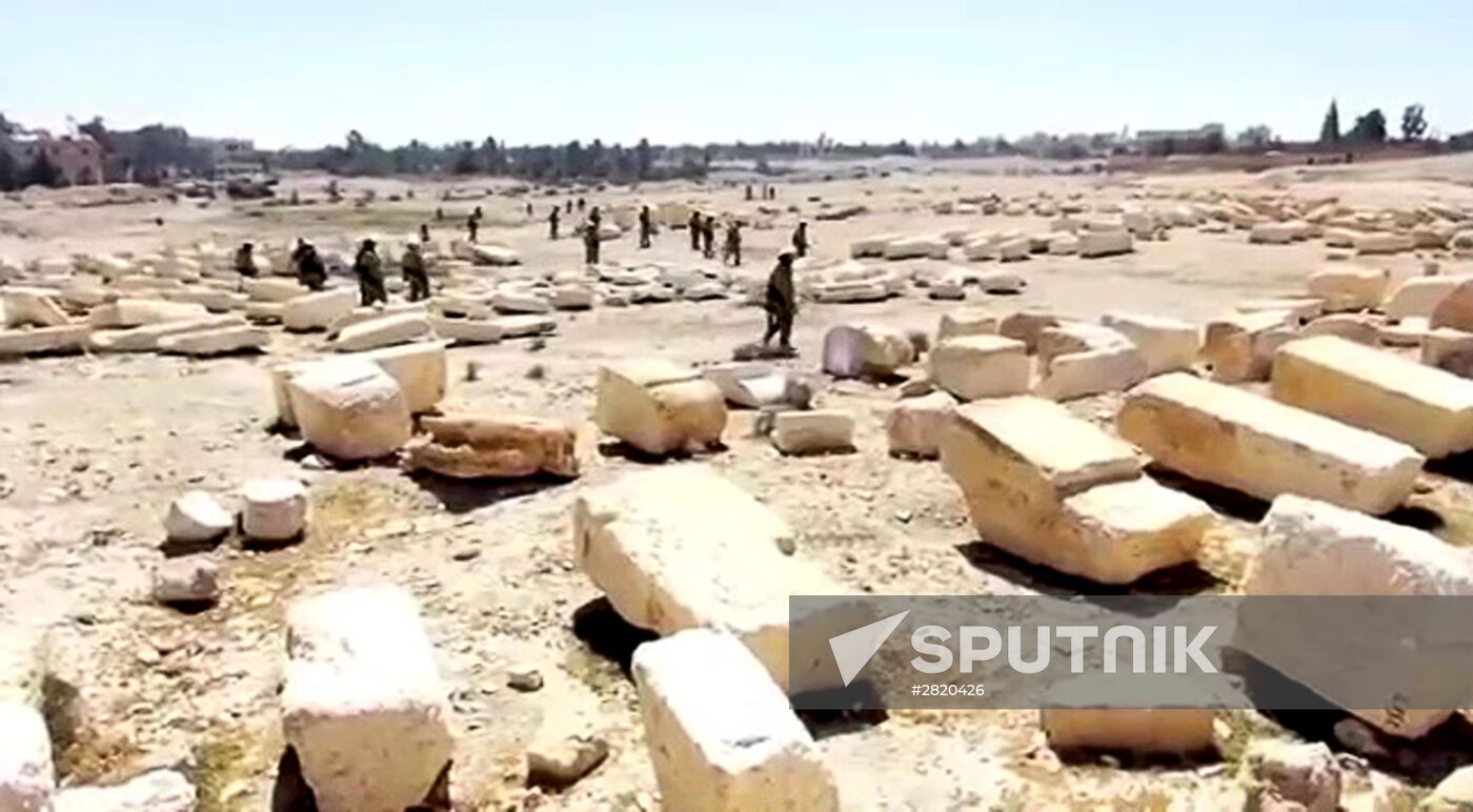Russian sappers clear mines in Palmyra