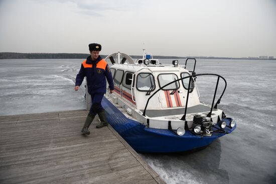 Small vessel inspectors patrol Pirogovo water reserve