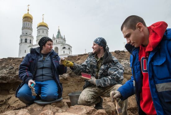 Archeological excavation on site of demolished Kremlin Building No 14