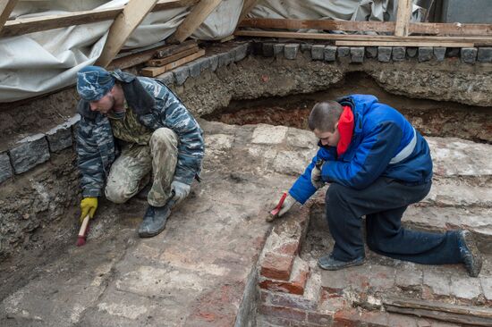 Archeological excavation on site of demolished Kremlin Building No 14