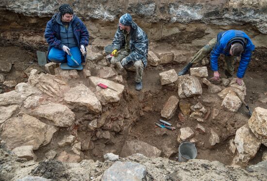 Archeological excavation on site of demolished Kremlin Building No 14