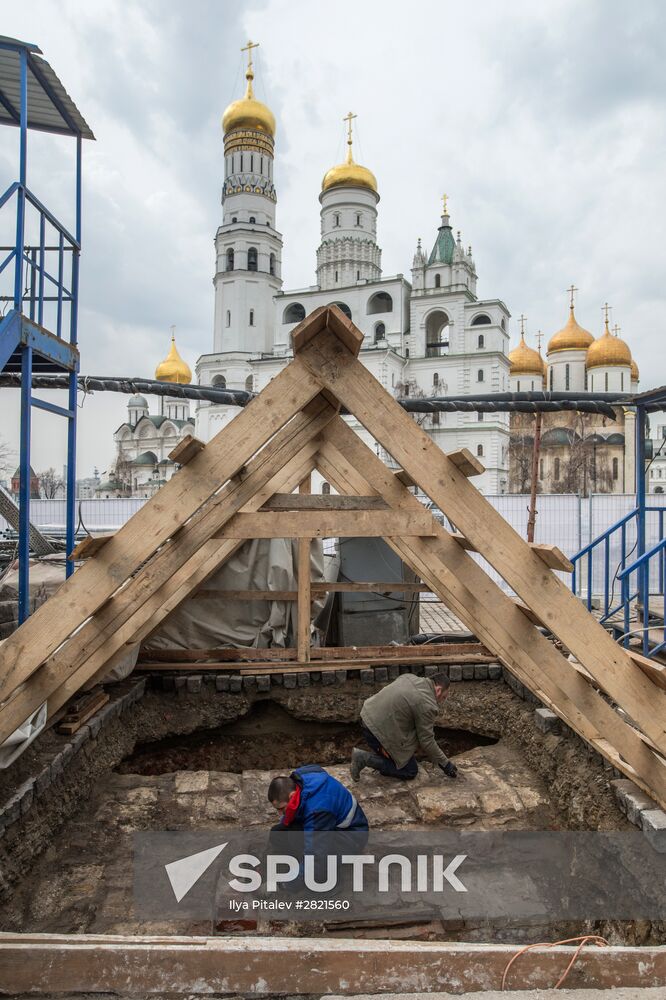 Archeological excavation on site of demolished Kremlin Building No 14