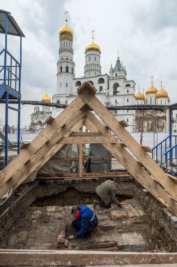 Archeological excavation on site of demolished Kremlin Building No 14