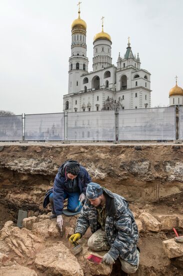 Archeological excavation on site of demolished Kremlin Building No 14