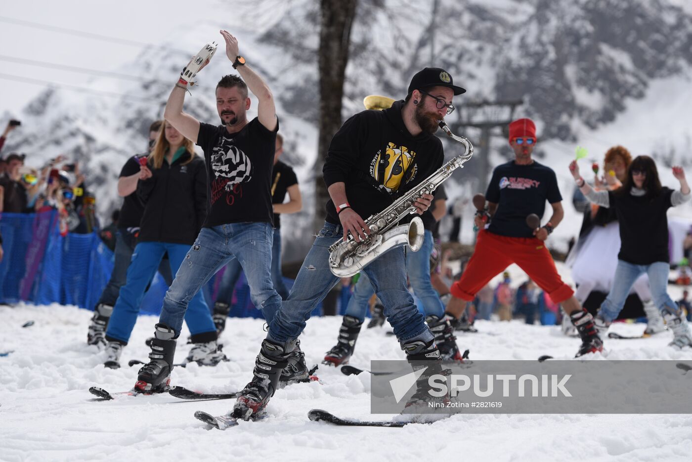Guinness world record set in bikini downhill skiing