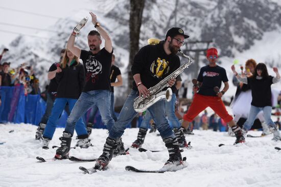 Guinness world record set in bikini downhill skiing
