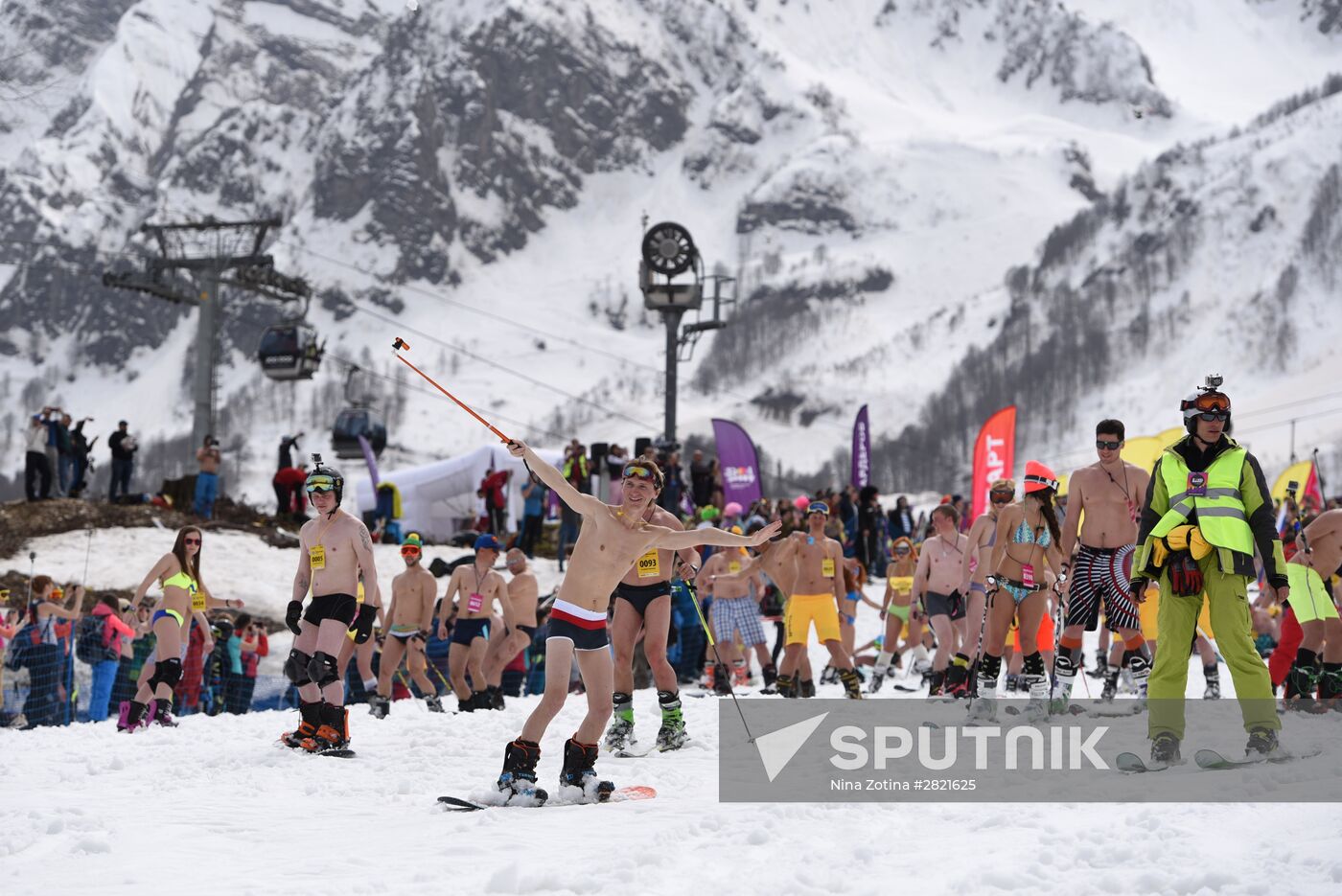 Guinness world record set in bikini downhill skiing