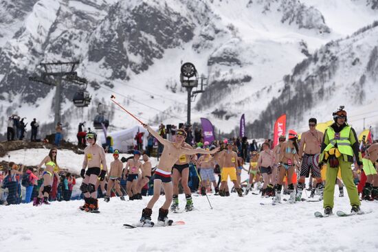 Guinness world record set in bikini downhill skiing