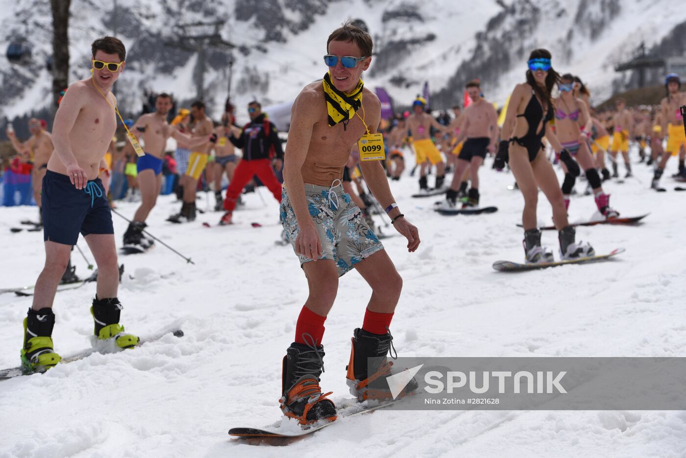 Guinness world record set in bikini downhill skiing