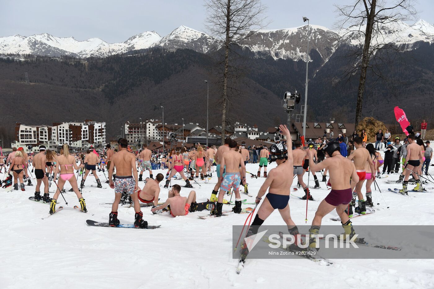 Guinness world record set in bikini downhill skiing