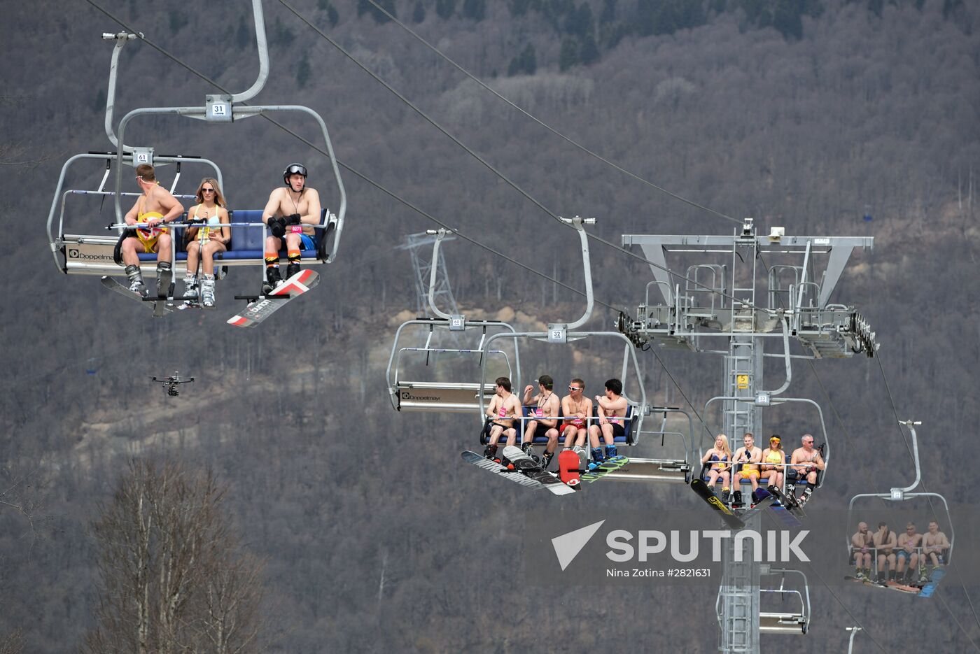 Guinness world record set in bikini downhill skiing