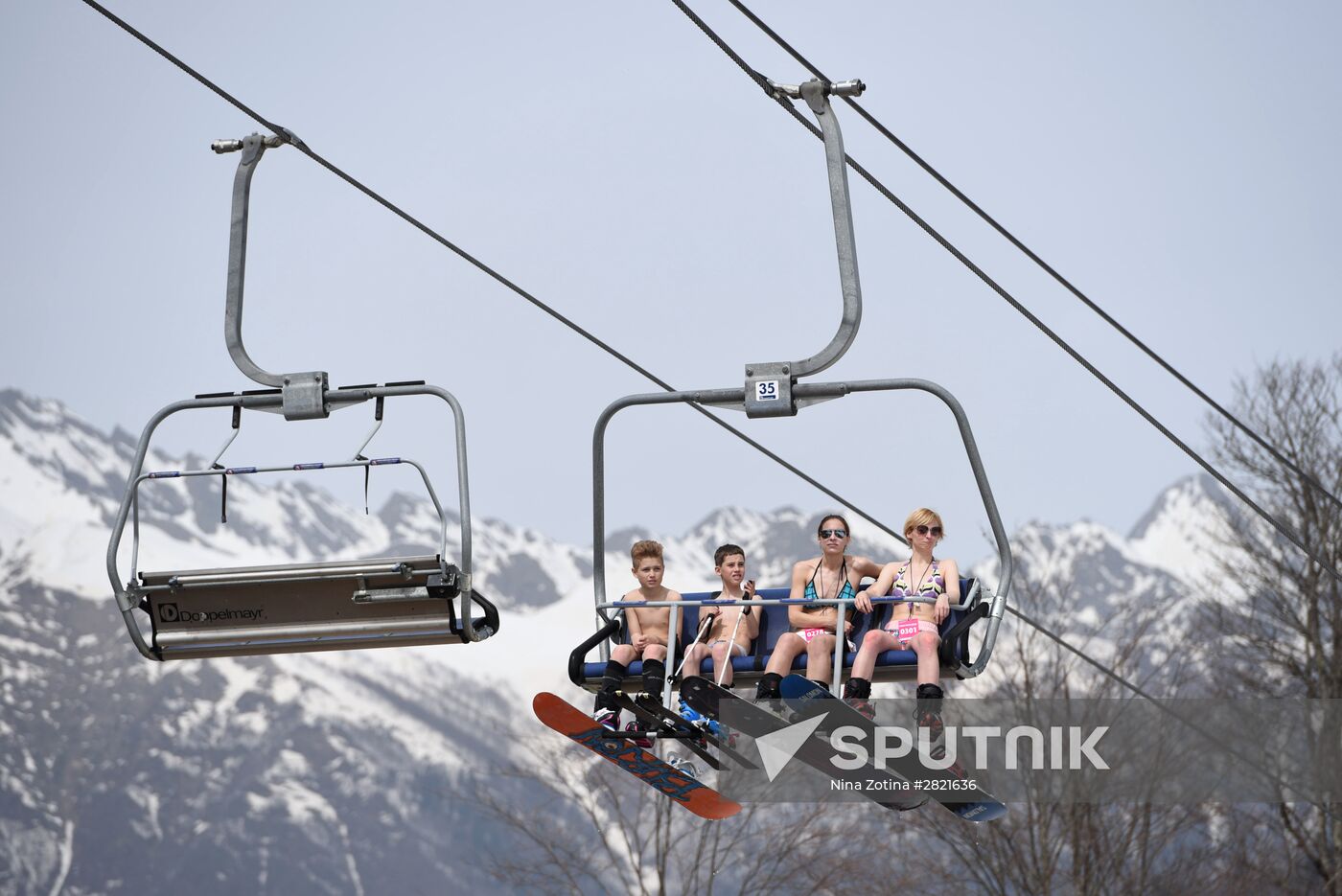 Guinness world record set in bikini downhill skiing