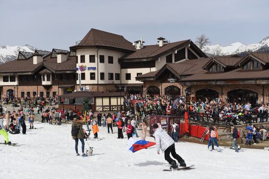 Guinness world record set in bikini downhill skiing
