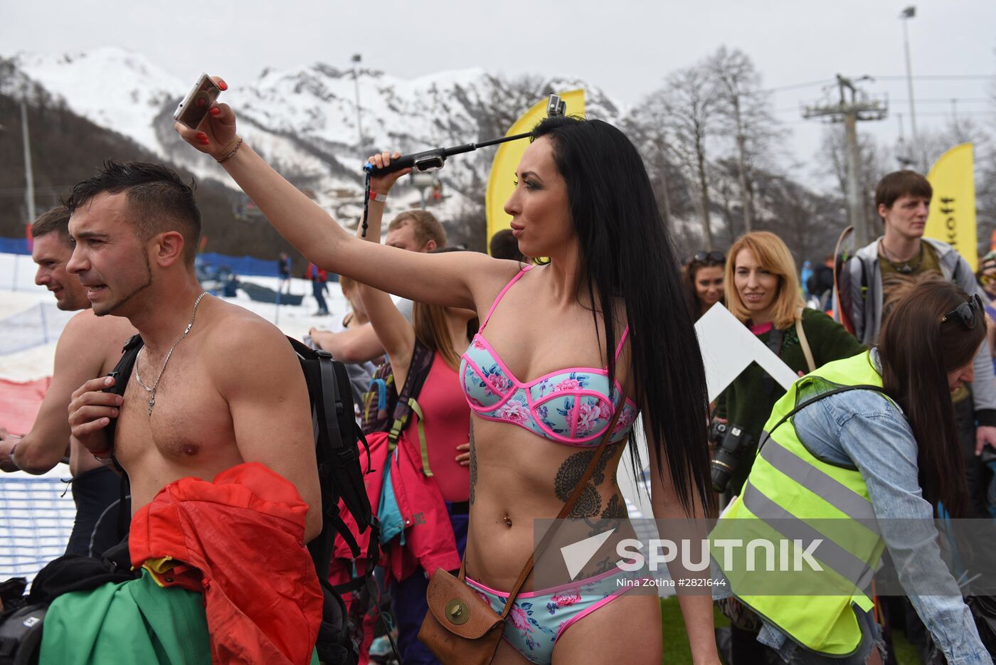 Guinness world record set in bikini downhill skiing